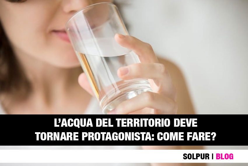 Con acqua del territorio, intendiamo l’acqua distribuita dalla Rete degli Acquedotti pubblici.   Un’acqua che, come indicano importanti statistiche e report internazionali, gli Italiani snobbano preferendo soluzioni confezionate in PET.